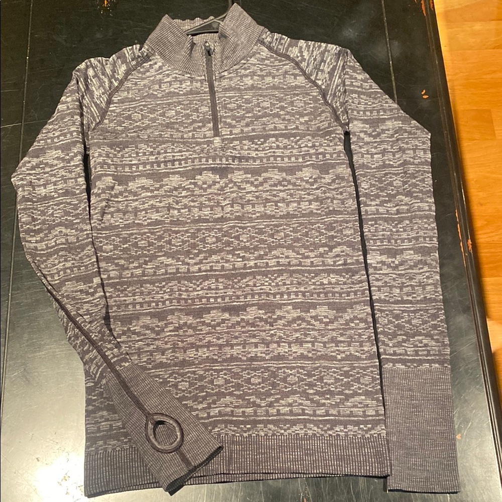 lululemon Athletica Sz 4,
1/4 Zip Pullover w/ Thumb Holes Gray Aztec